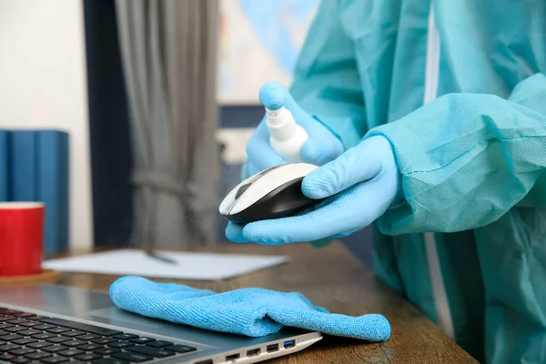 Evde Temizlik Yapmak Ofiste Antibakteriyel Dezenfektan Spreyi Sıkmak Koronavirüse Karşı - Stok İmaj