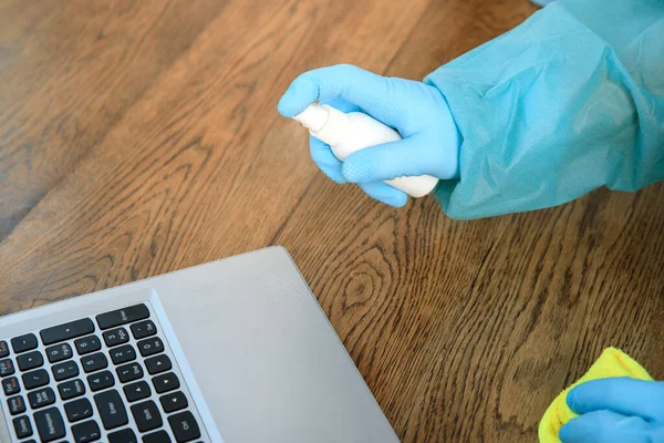 Limpieza Casa Oficina Rociando Una Botella Desinfectante Antibacteriano Contra Coronavirus —  Fotos de Stock