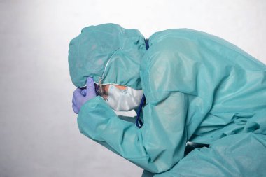 Yorgun doktor, Coronavirus salgını nedeniyle çok sayıda hastayı hastaneye yatırdıktan sonra dinleniyor.