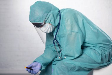 Yorgun doktor, Coronavirus salgını nedeniyle çok sayıda hastayı hastaneye yatırdıktan sonra dinleniyor.