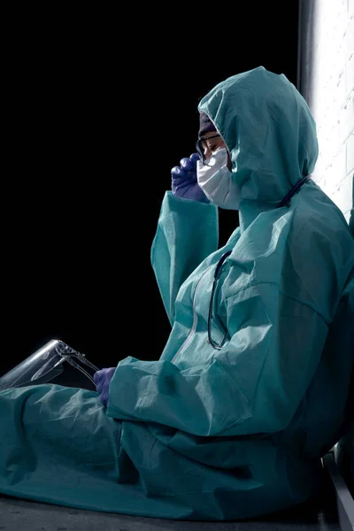 Tired Doctor Rests Admitting Large Number Patients Due Outbreak Coronavirus — Stock Photo, Image