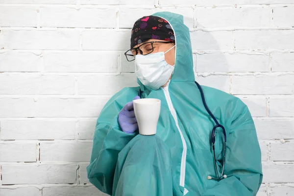 Médico Cansado Descansa Depois Admitir Grande Número Pacientes Devido Surto — Fotografia de Stock