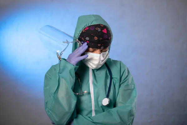 Médecin Fatigué Repose Après Avoir Admis Grand Nombre Patients Raison — Photo