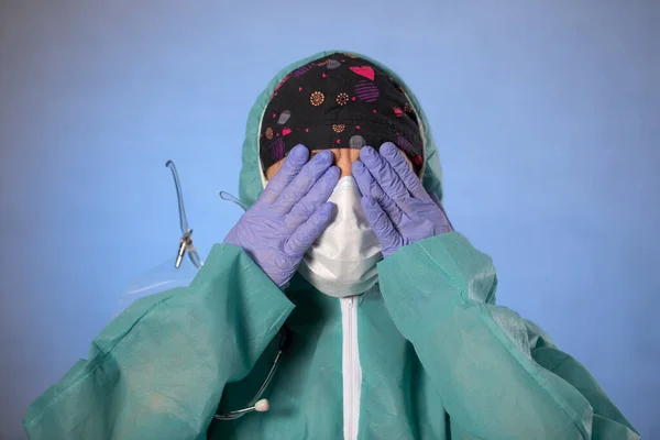 Yorgun Doktor Coronavirus Salgını Nedeniyle Çok Sayıda Hastayı Hastaneye Yatırdıktan — Stok fotoğraf