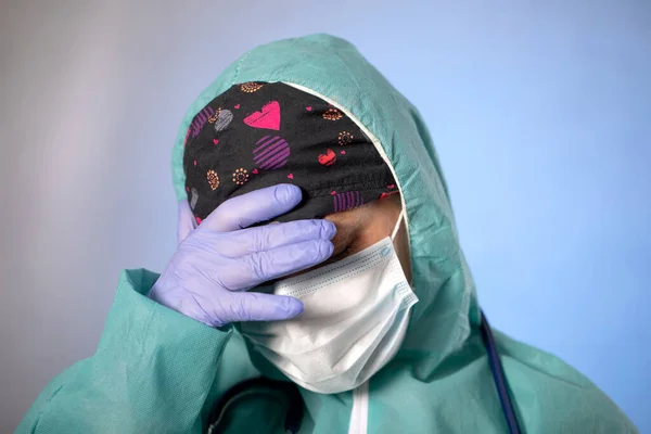 Médecin Fatigué Repose Après Avoir Admis Grand Nombre Patients Raison — Photo