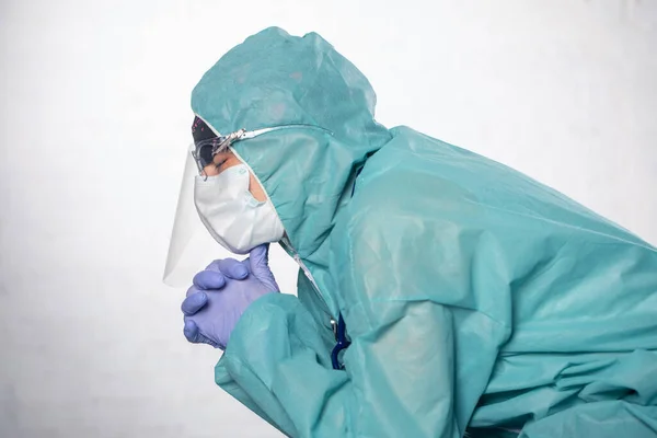 Médico Cansado Descansa Depois Admitir Grande Número Pacientes Devido Surto — Fotografia de Stock