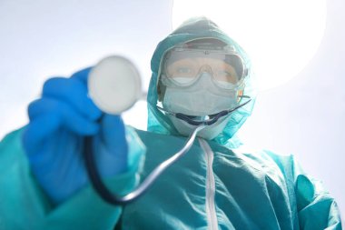 Hastanede koruyucu giysili doktorlar, koronavirüs konsepti, kameraya bakan doktor, Corona virüsü, Covid-19, virüs salgını, maske, hastane, karantina veya virüs salgını konsepti