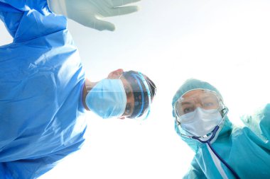 Ameliyat odasında ameliyat yapan cerrahlar, ilk yardım ekibi, hastanedeki doktorlar, koronavirüs konsepti..