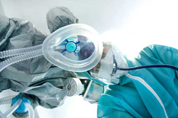 病院で保護スーツを持つ医師 コロナウイルスの概念 カメラを見て病院で医師 コロナウイルス コビト ウイルス感染 医療マスク 隔離またはウイルス感染の概念 — ストック写真