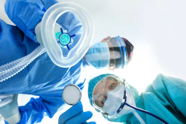 Cirurgiões Realizando Operação Sala Operação Equipe Médica Está Dando Primeiros — Fotografia de Stock