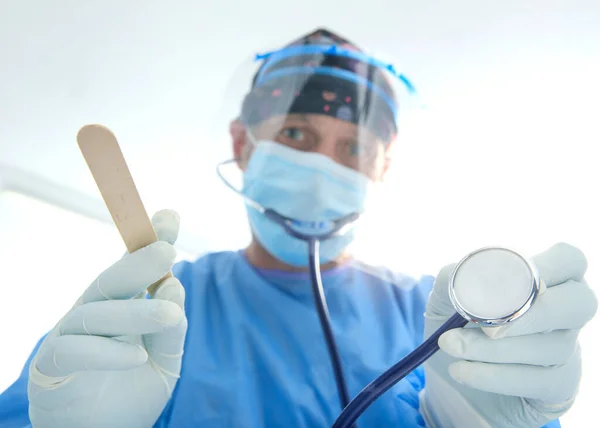 手術室で手術を行う外科医 医療チームは応急処置を提供しています 病院の医師 コロナウイルスの概念 — ストック写真