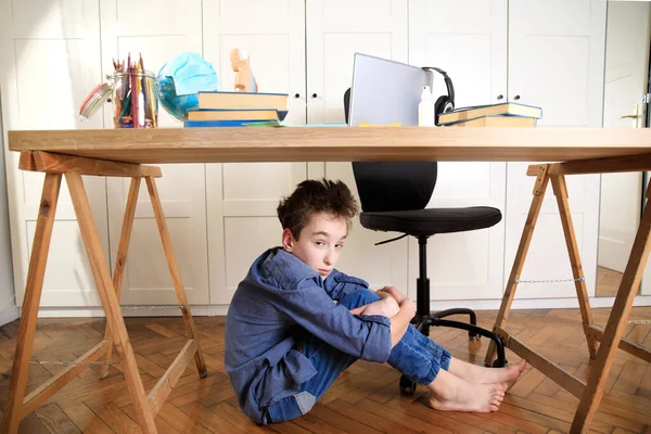 Fatigué Garçon Frustré Triste Assis Table Avec Nombreux Livres Difficultés — Photo