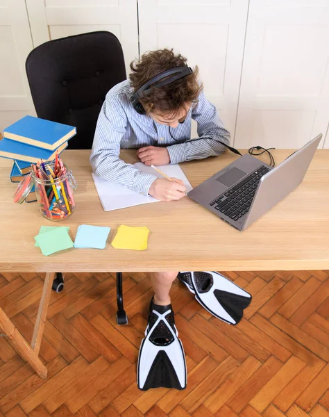 Enseignement Distance Ligne Écolier Étudie Maison Fait Ses Devoirs École — Photo