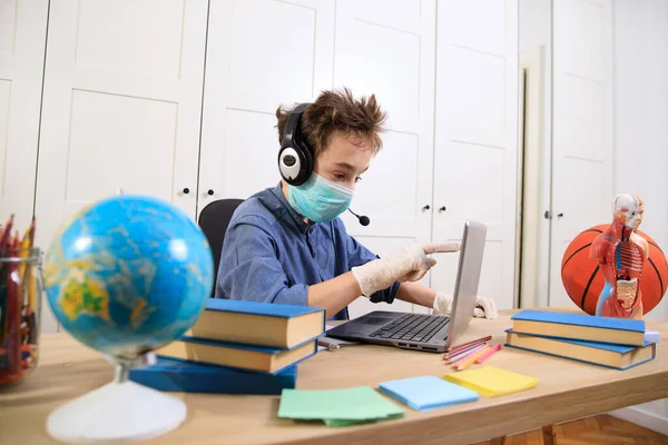 Uzaktan Öğrenme Çevrimiçi Eğitim Tıp Maskeli Çocuk Evde Çalışıyor Dizüstü Stok Resim