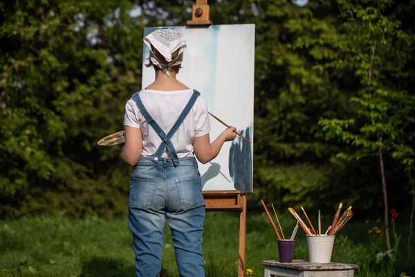 Eine Junge Künstlerin Hält Einen Pinsel Der Hand Und Malt — Stockfoto