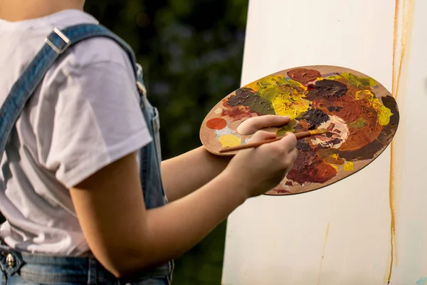 Una Joven Artista Sostiene Pincel Pinta Cuadro Caballete Los Rayos — Foto de Stock