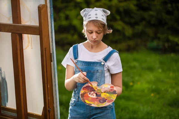 Una Joven Artista Sostiene Pincel Pinta Cuadro Caballete Los Rayos — Foto de Stock