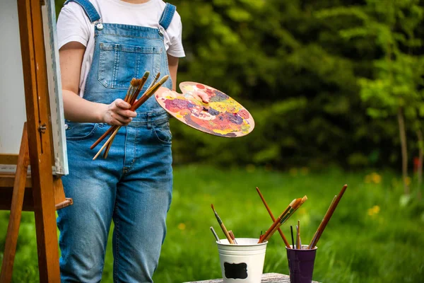 Una Joven Artista Sostiene Pincel Pinta Cuadro Caballete Los Rayos — Foto de Stock