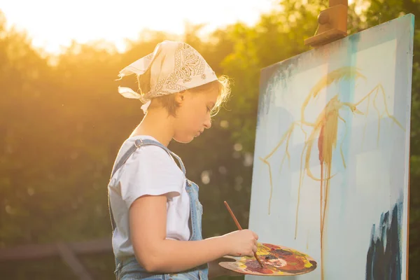 Eine Junge Künstlerin Hält Einen Pinsel Der Hand Und Malt — Stockfoto