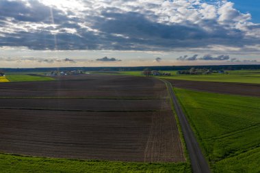 Polonya topraklarıyla birlikte ilkbahar havası. Tipik Polonya manzarası yukarıdan çekilmiş. Tarım alanlarının havadan görünüşü