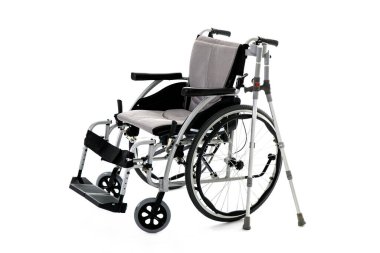 Siyah tekerlekli sandalye koltuk değneği, geçersiz sandalye, tekerlekli sandalye ve koltuk değnekleri beyaz arka planda izole edilmiş.