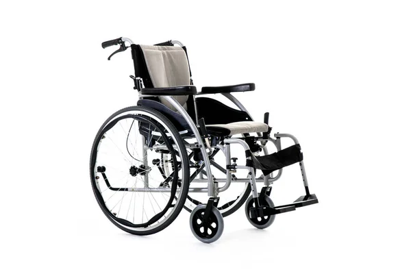 휠체어는 배경에 고립되어 있었고 휠체어는 아래로 분리되어 있었다 — 스톡 사진