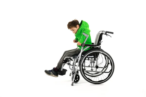 Menino Levanta Cadeira Rodas Usuário Cadeira Rodas Levanta Afasta Cadeira — Fotografia de Stock