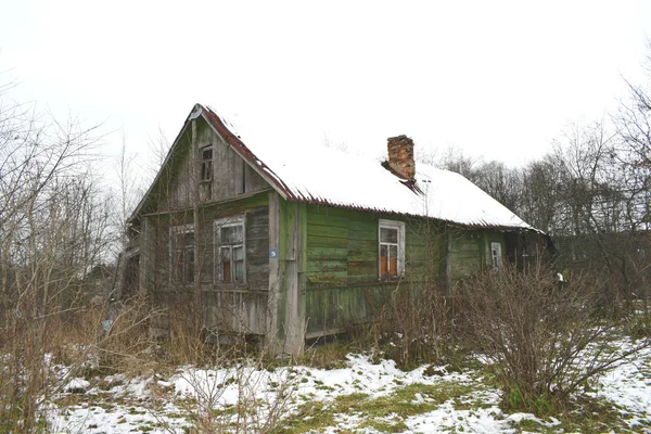 Stary Drewniany Opuszczony Budynek Lesie — Zdjęcie stockowe