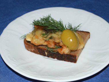 Balık ve sebzeli sandviç.