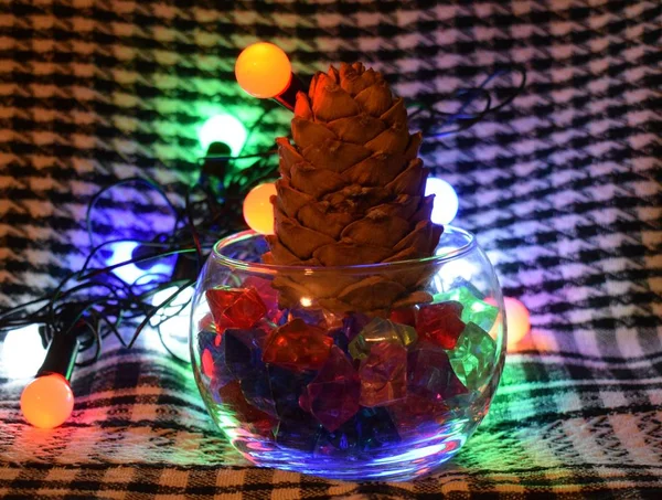 Szyszki Lampkami Świątecznymi Garnku — Zdjęcie stockowe