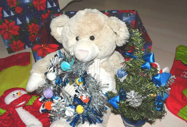 有圣诞树的泰迪熊 — 图库照片