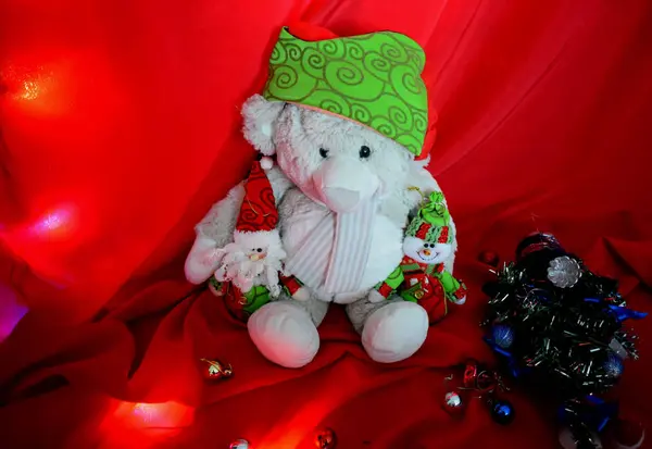 Плюшевый Мишка Рождественской Елкой — стоковое фото
