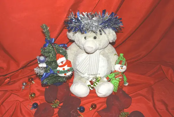 Плюшевый Мишка Рождественской Елкой — стоковое фото