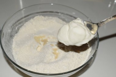  Turta kasesinde hamuru karıştırıyorum.