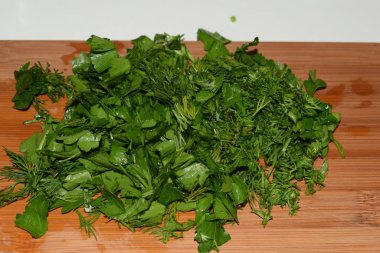  kesme tahtası üzerinde taze sebze