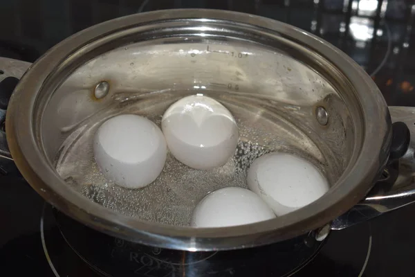 Bir Demlik Suda Haşlanmış Yumurta — Stok fotoğraf