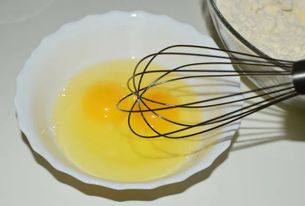 Beyaz Bir Kasede Yumurta Çırpın — Stok fotoğraf