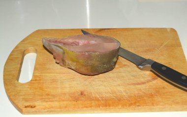 Tabakta kırmızı balık parçaları