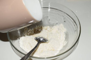 Bir kasede yumurtayla karıştırılmış hamur.