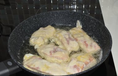 Tavadaki testte kızarmış balık.