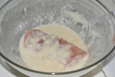  Bir parça balık ve hamur.