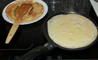 Fırında krepli tava.