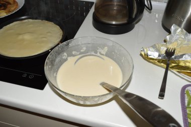 Krep pişirmek için hamurun hazırlanması