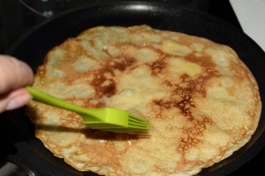 Fırında krepli tava.