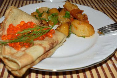 Kırmızı havyarlı gözleme ve kızarmış patates.