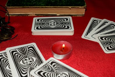 Fal baktırmak için aksesuarlarla Noel falı baktırıyor