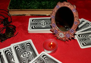 Fal baktırmak için aksesuarlarla Noel falı baktırıyor