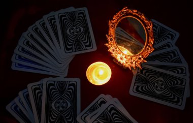 Fal baktırmak için aksesuarlarla Noel falı baktırıyor