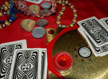 Fal baktırmak için aksesuarlarla Noel falı baktırıyor