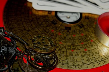 Fal baktırmak için aksesuarlarla Noel falı baktırıyor